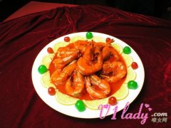 制作鲜美的茄汁大虾