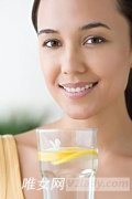 女人多喝水可以减少小肚腩出现的概率哦