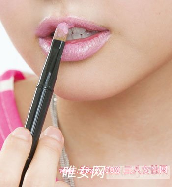 桃红色眼影及唇妆的画法详细步骤图解