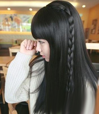 青春靓丽的气质美女直发刘海发型图片