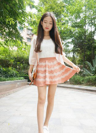 夏季亮色短裙怎么搭配比较好看？