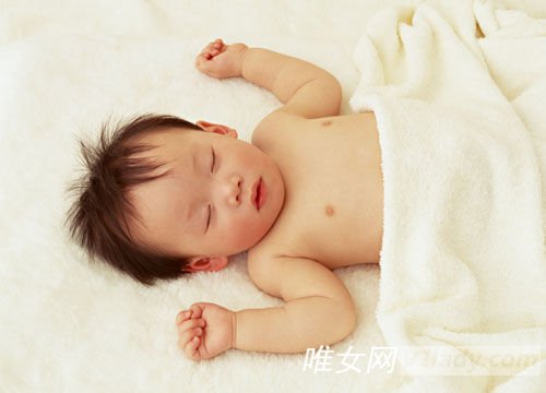 哄宝宝睡觉最正确的方法是什么？边摇边睡好吗？