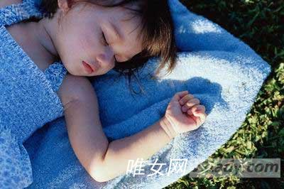 哄宝宝睡觉最正确的方法是什么?边摇边睡好吗?