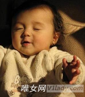 哄宝宝睡觉最正确的方法是什么?边摇边睡好吗?