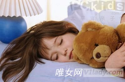 哄宝宝睡觉最正确的方法是什么?边摇边睡好吗?