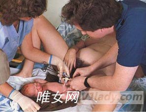 女人生小孩的全过程图片展示含剪脐带图片