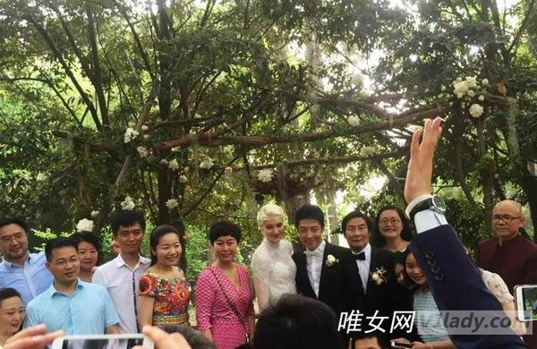 撒贝宁与洋媳妇李白武汉低调大婚